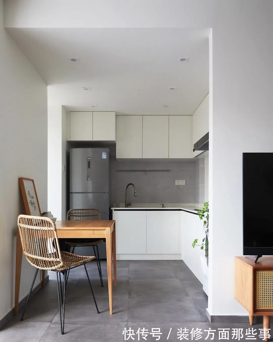 简约风|49平简约风一居室,客厅电视柜编织藤条的设计复古且充满了文艺感