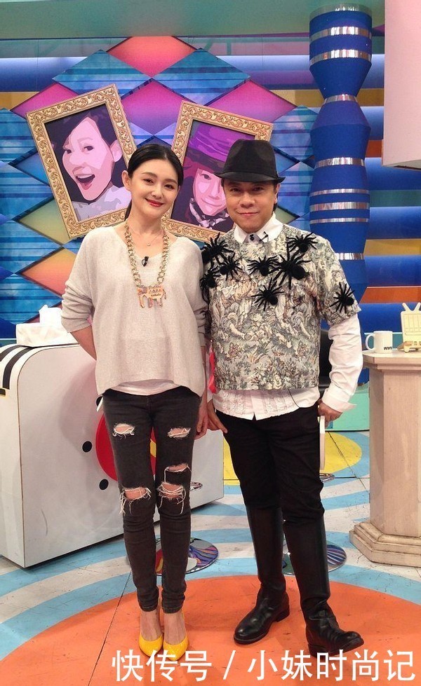 大S的气质真不错, 穿的裙子款式挺朴素的, 看着也很大气有魄力