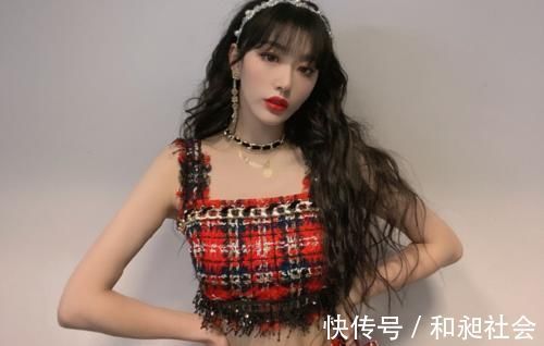 孔雪儿陪王晨艺吃烤肉,看清她夹的啥?网友:这才是自律的表现