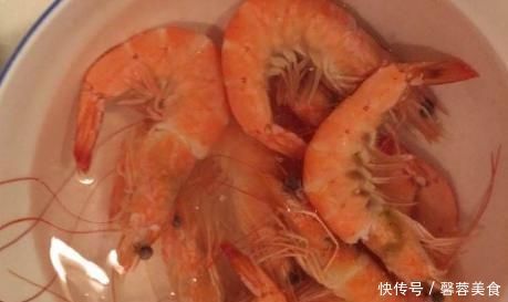 水煮大虾，有人放盐，有人放醋，厨师长教你正确方法做，嫩又滑