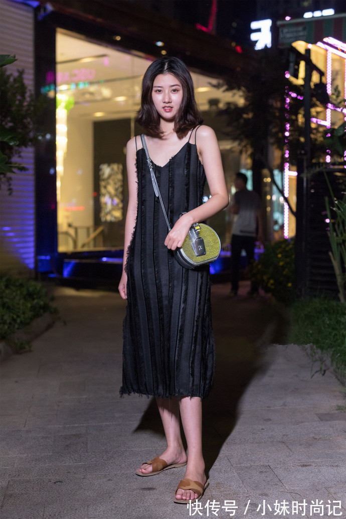 重庆|重庆街拍,几款简约又不失时髦感的舒适穿搭,打造完美的你