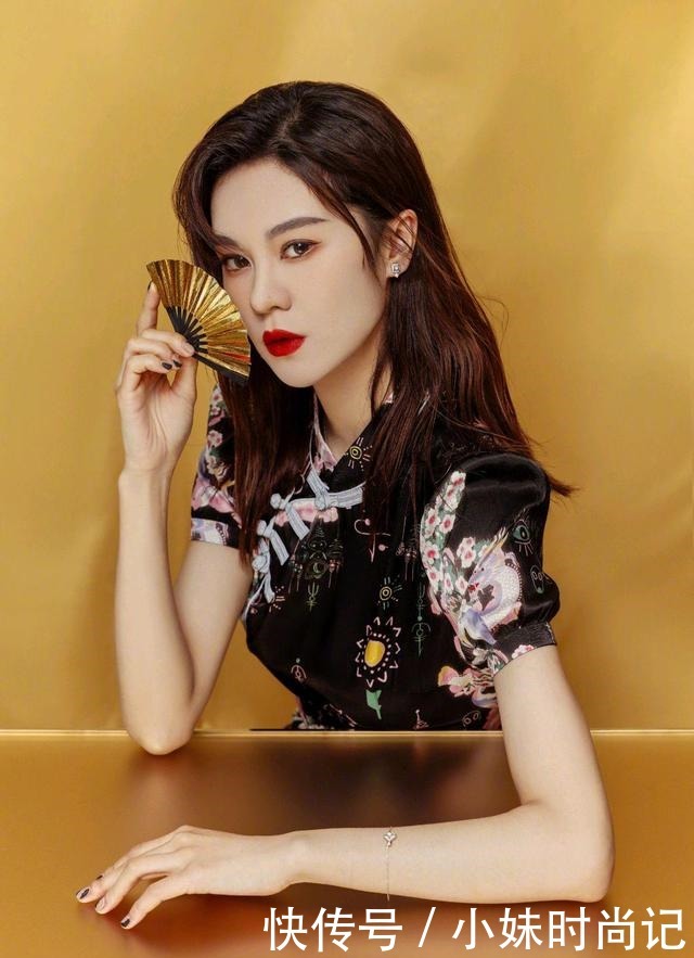 原来郁可唯这么会穿, 黑色印花旗袍配高跟凉鞋, 浓浓的复古韵味