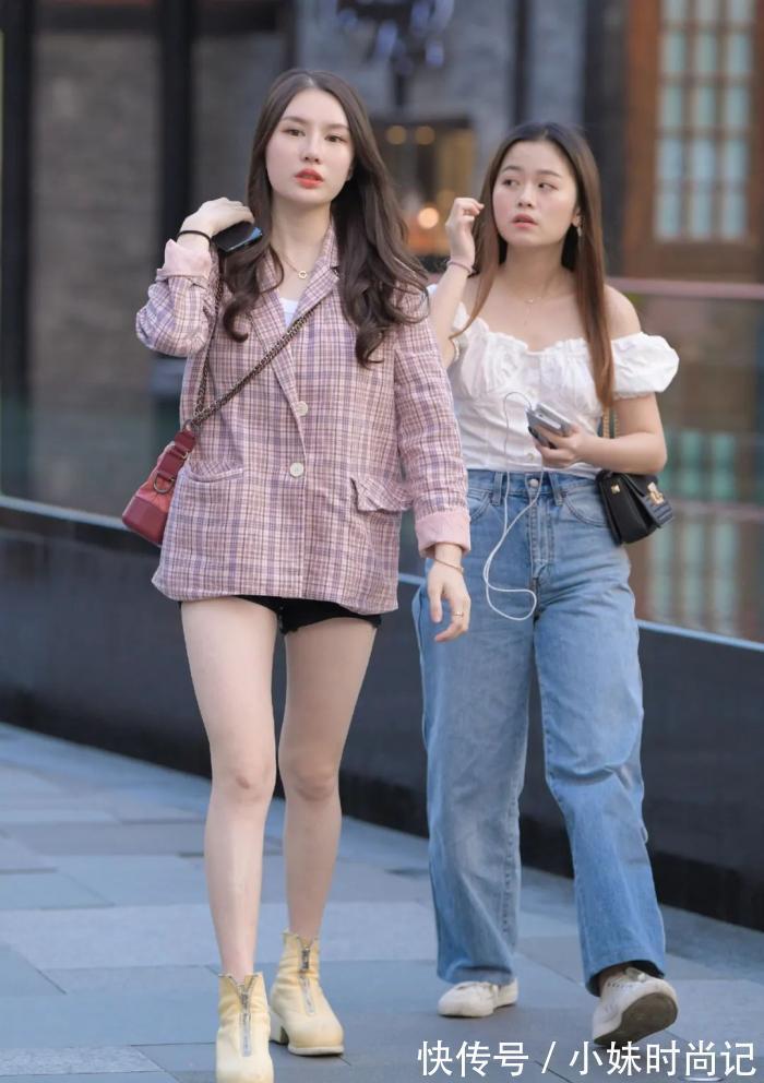 美女 街拍美女:皮肤白皙美丽的颜值美女,粉色西装外套和潮流短裤,清纯美丽