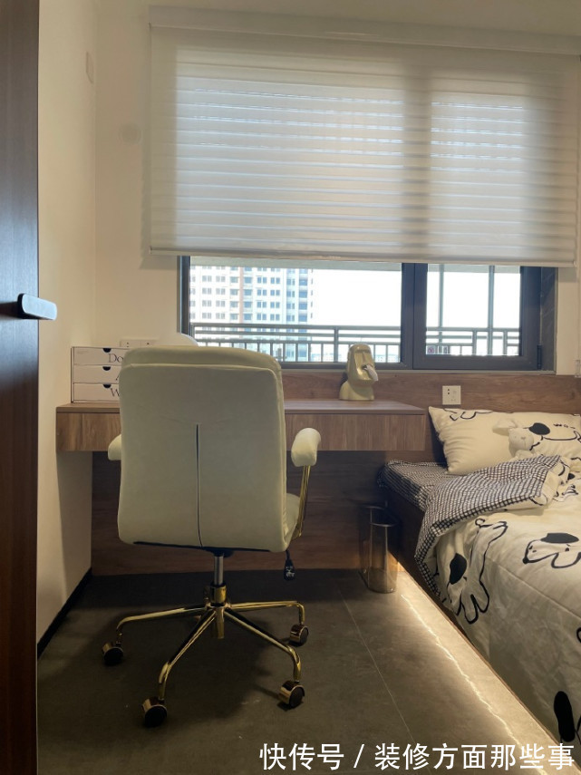 爱格|115平现代简约风,灰色影视墙是格栅和木饰面的结合