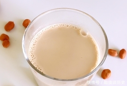 秋天,早餐多喝核桃露,营养比牛奶高,常喝补充营养,皮肤不干燥