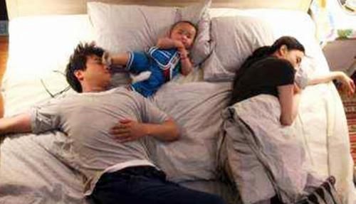 难以|爷爷带孙女一起睡觉从来不哭,宝妈得知缘由后,直呼“难以接受”