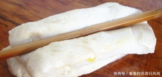 炸油条时,放一勺“它”,蓬松酥脆,粗如臂,很少人知道的方法!