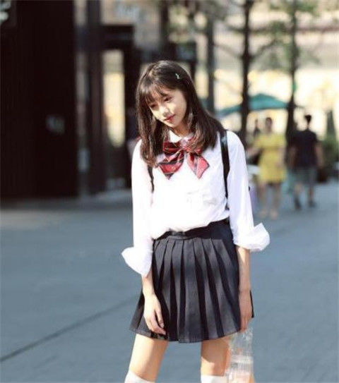 街拍美女皮衣配紧身牛仔,长发披肩,干脆利落