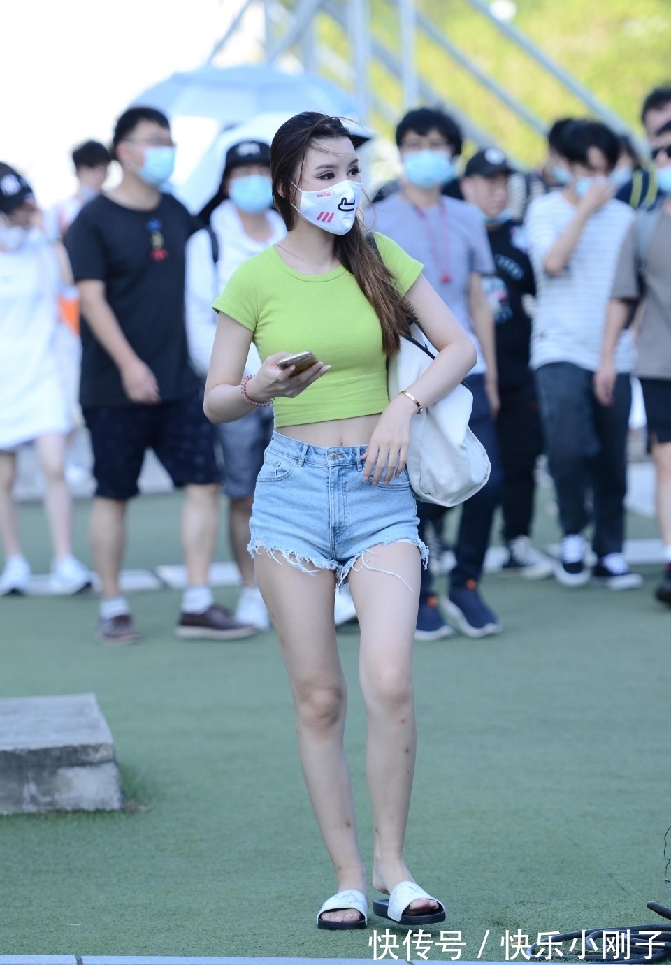 短袖|小姐姐身穿一件绿色的短袖,搭配一条牛仔短裤,看上去时尚可爱