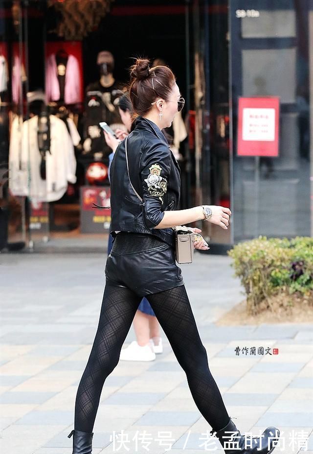 袜子|街拍:美女不仅穿黑丝,而且选择带提花的,在搭配细节上提升档次