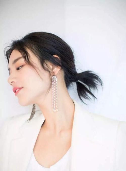 毛糙感|年过40的女人,留什么发型显年轻?试试这几款,优雅大气还时髦