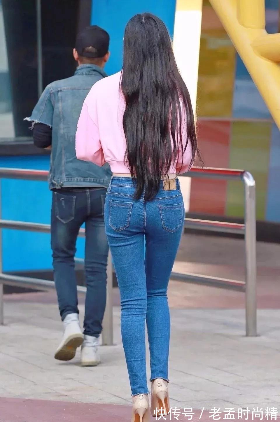 大长腿 街拍: 粉色长袖衫搭蓝色牛仔裤的大长腿美女, 迷人的长发很淑女!