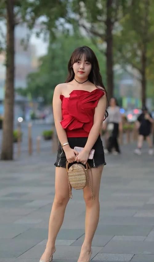 下半身 时尚短裤搭配红色上衣,舒适方便,穿上去性感好看