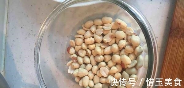 特色美食宫保鸡丁,香辣而味浓,堪称川菜中的经典之作