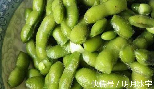 零食|女人别太节俭，3种“零食”要常吃，补充雌激素，六十不显老