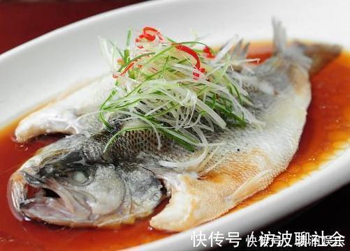 清蒸鱼，开水上锅蒸还是冷水很多人做错了，难怪鱼肉不鲜嫩