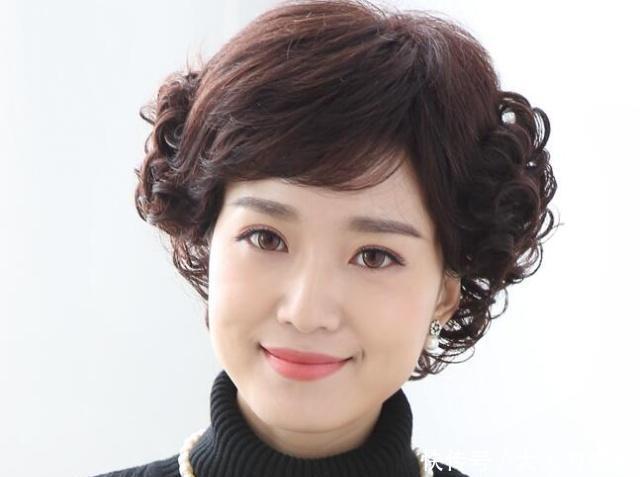 斜刘海|适合中年女性的烫染减龄发型，简单又优雅，真的很美！