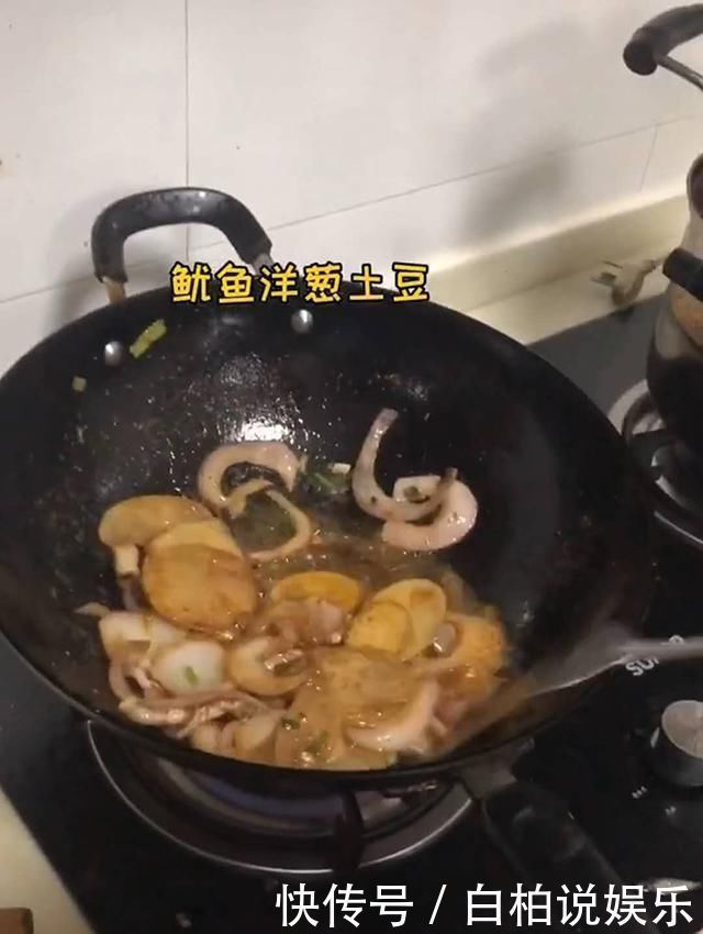 儿子半夜“偷偷”做宵夜，馋嘴妈妈掐点蹭饭，网友吃货母子