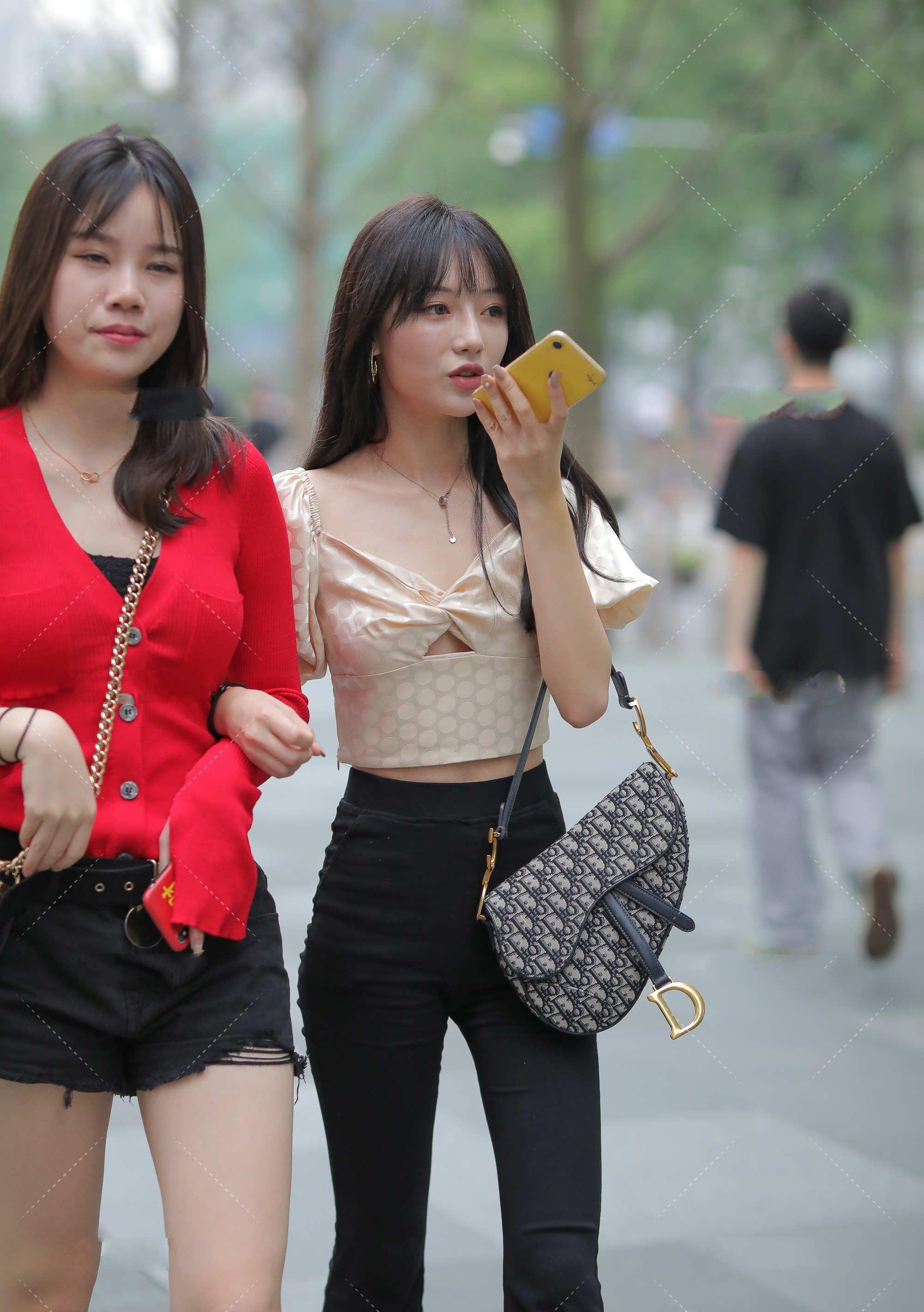 洋气|香槟色泡泡袖上衣，洋气高级，搭配黑色喇叭裤，更显时尚感