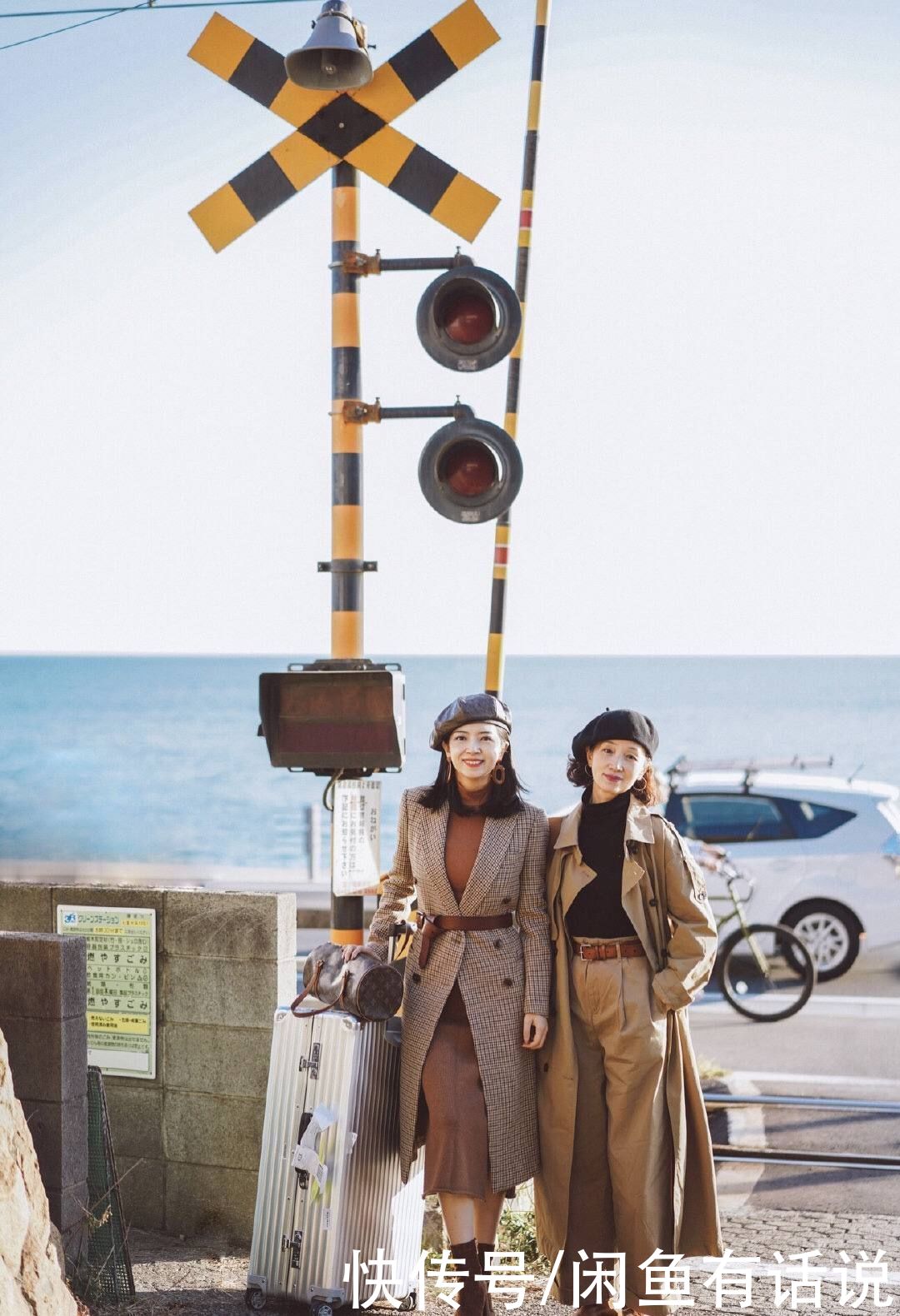 三木母女的“咖色大衣”太美，60岁妈妈这么穿，惊艳整个冬天