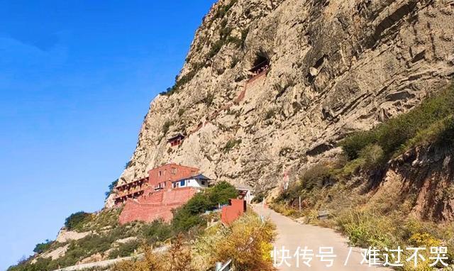 台阶|爬上悬崖峭壁，发现1500年的道观里有一条大白蛇，但很难上去