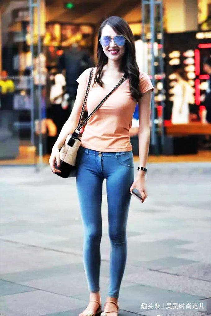 越简单的穿搭越时尚，短袖T恤+牛仔裤搭配，轻松摆脱初秋穿衣烦恼