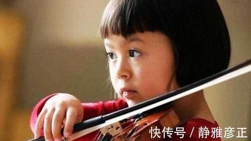 宝妈|一岁女儿“抓周”,宝妈看到孩子抓的东西后瞬间捂脸真是没眼看