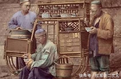 百姓|清朝真实老照片:百姓街头吃小吃,最后一张有钱大小姐略有姿色!