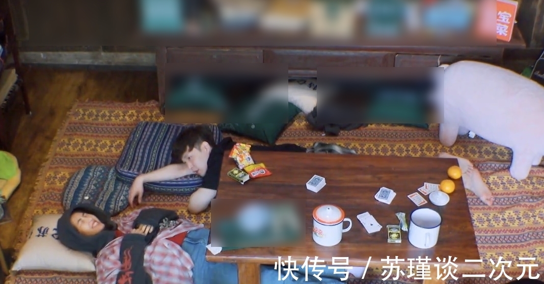 地毯|張藝興悠閑躺在地毯上,誰(shuí)注意彭昱暢躺哪?弟弟的讓步很顯然