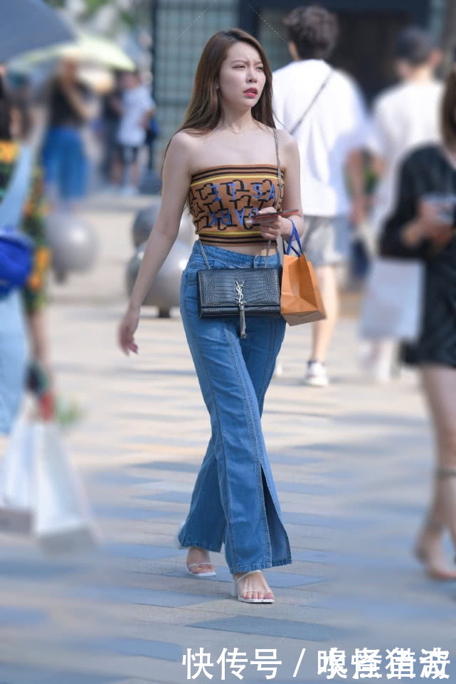 街拍|街拍美女：115斤的辣妈，短款小上衣搭配喇叭裤，网友：皮肤好白