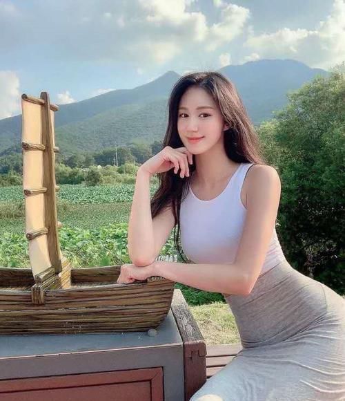 九头身美女,白色紧身上衣搭配灰色长裙,简约又展现好身材