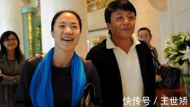 海南|这才是生活!王楠去海南别墅度假,富豪老公烟不离手,穿短裤就行