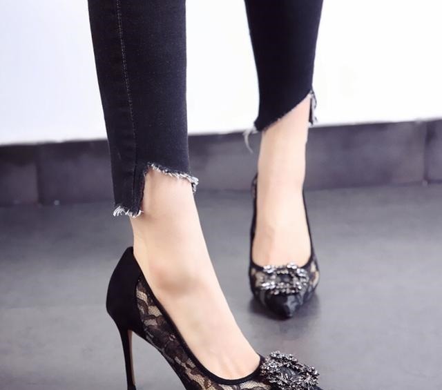蕾丝 高跟鞋还是尖头细跟更时尚出众,性感而又优雅,凸显女性迷人气质