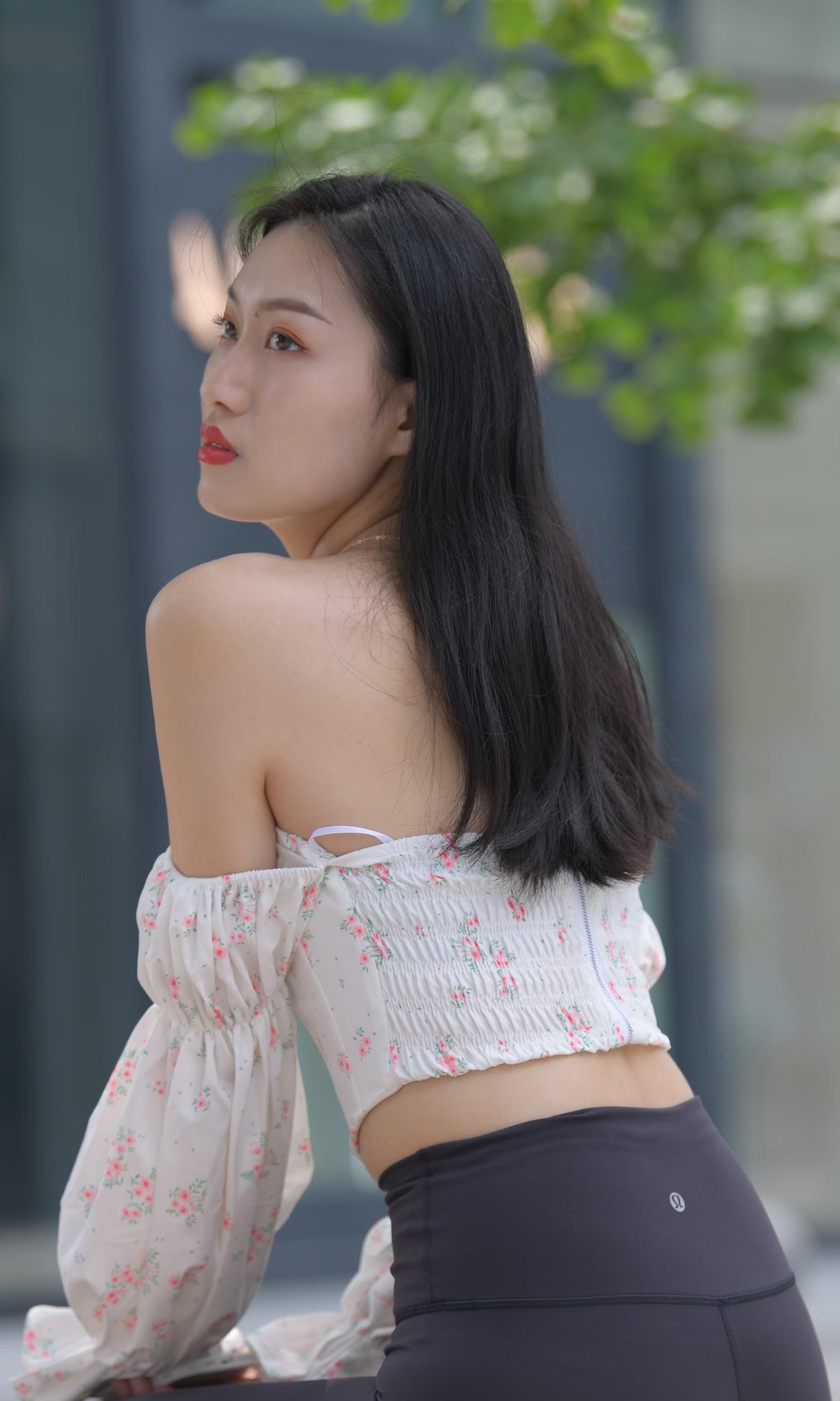 抹胸 泡泡袖抹胸上衣搭配瑜伽裤,简约轻盈又时髦修身,曼妙身姿很撩人
