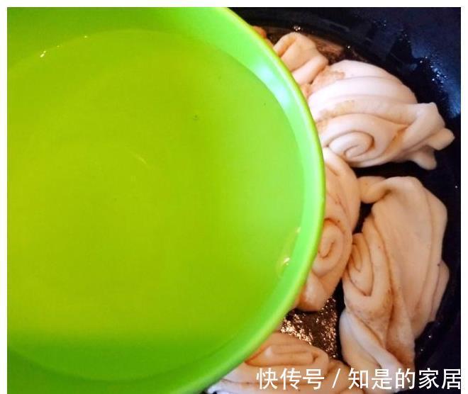 吃腻|吃腻了馒头,试试这款香煎小油卷,表皮松软底部酥脆,无敌美味