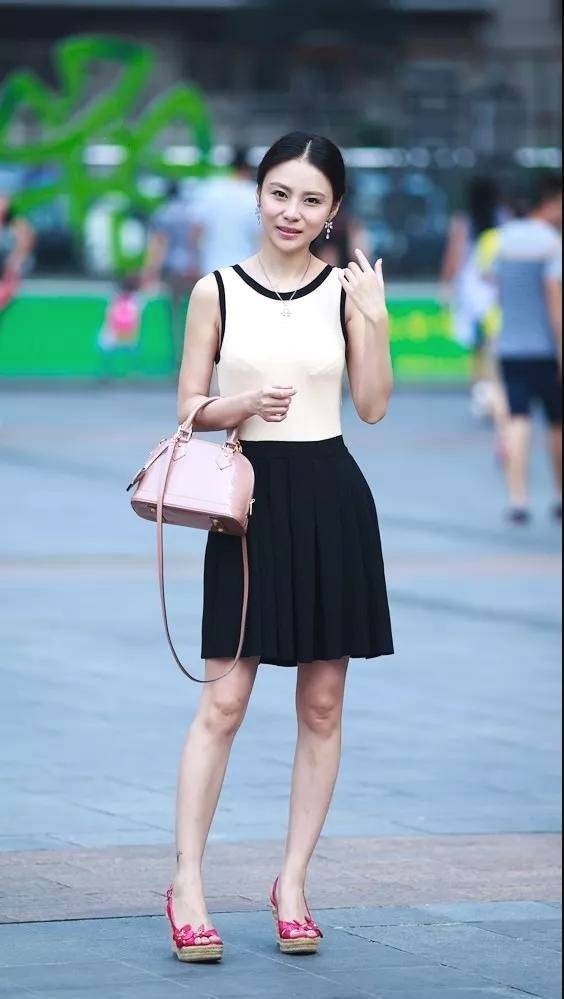 街拍|身材高挑的美女,白色上衣搭配黑色裙,看起来特别有气质