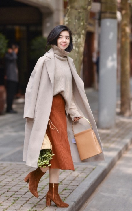 小姐姐|大衣下面别穿牛仔裤了,试试半身裙吧,温柔显气质,40+也能驾驭