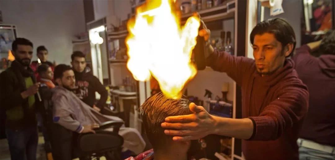 印度理发师用火来理发,大胆又冒险,网友:这种点子亏他们想得出