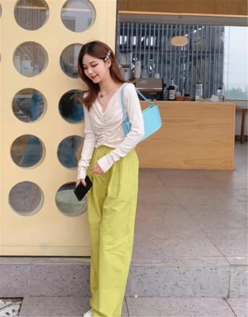 舒服的早春配舒服的穿搭，短上衣＋高腰下装，怎么穿都吸睛