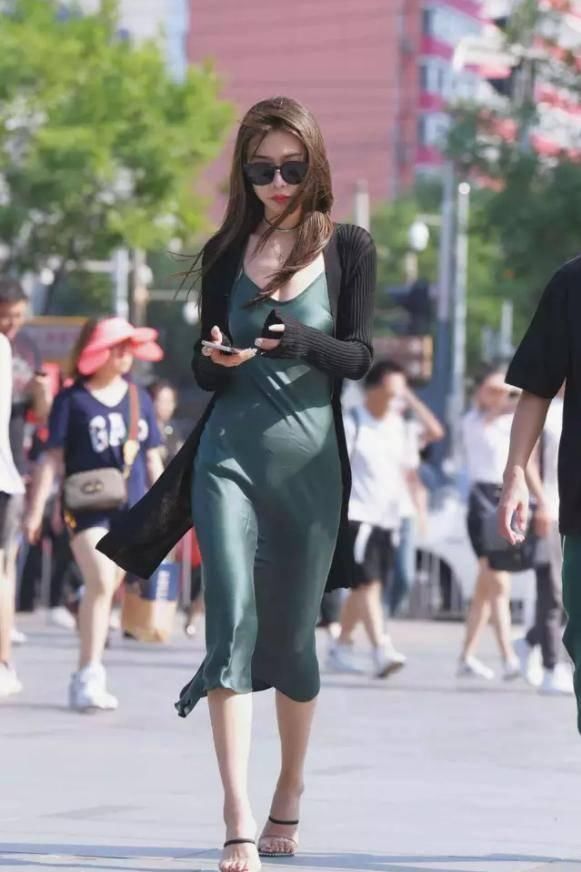 街拍|街拍30多岁的女人偏爱长裙,图3小姐姐会不会太凉