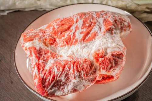 水泡|解冻猪肉，不要直接用水泡，教你一招，10分钟快速解冻，新鲜如初