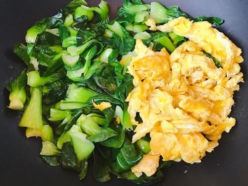 炒鸡蛋|健康的家常小炒:油菜炒鸡蛋,营养好吸收,黄绿相间看着就有食欲