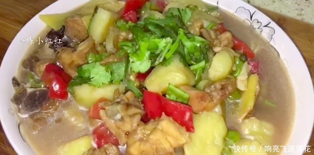 鸡肉这样炖特别的下饭菜,做法简单易学,营养丰富,香辣过瘾