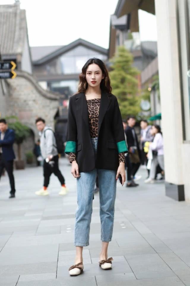 街拍:绿色连衣裙穿出了美女的好身材,秀美长发,很吸睛