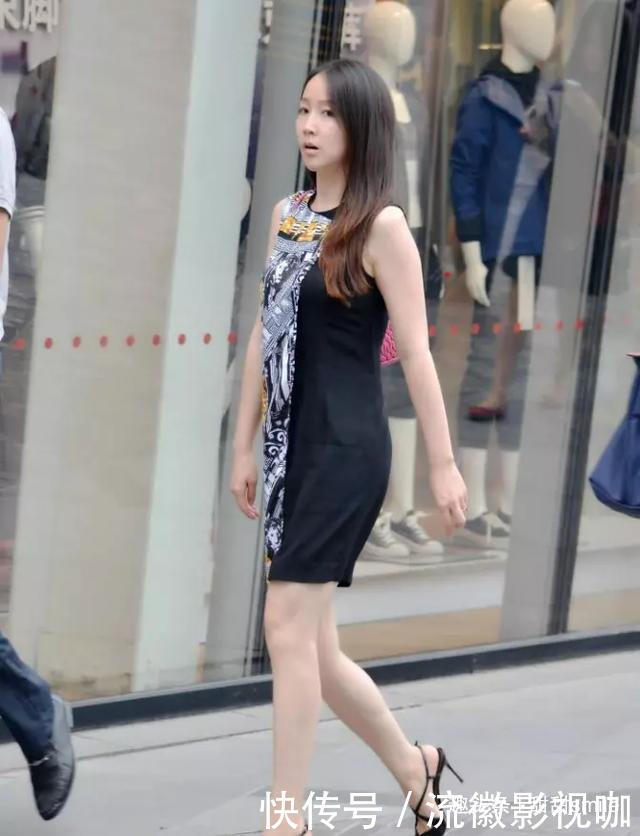 美女选择了一款黑色的细跟凉鞋,不是很复杂,有一种简单的时尚感