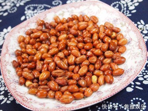 炒花生下锅之前加一步,炒出的花生又翠又香又好吃