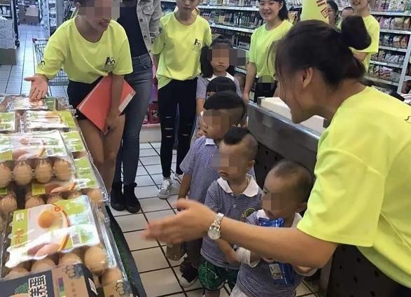 超市|1岁娃拽了颗葡萄,工作人员怒斥“这是偷吃”,妈妈高情商回应