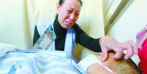 楼梯|两孩子同时摔下楼梯,妈妈先拉住自己孩子的手,对方家长:真自私