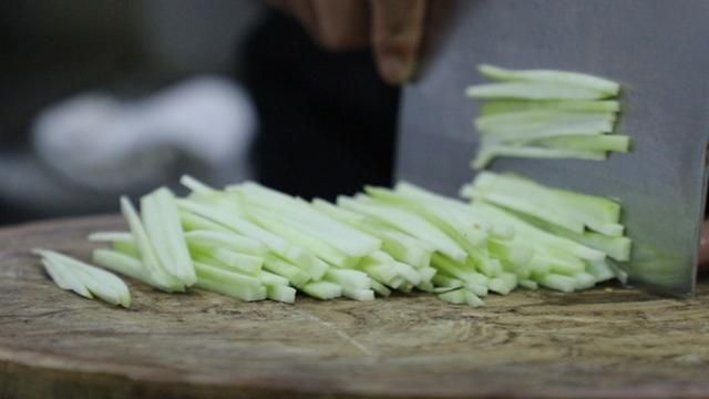 2个茄子1个西红柿,大厨教你家常炒茄丝,颜色不黑不油腻,真好吃