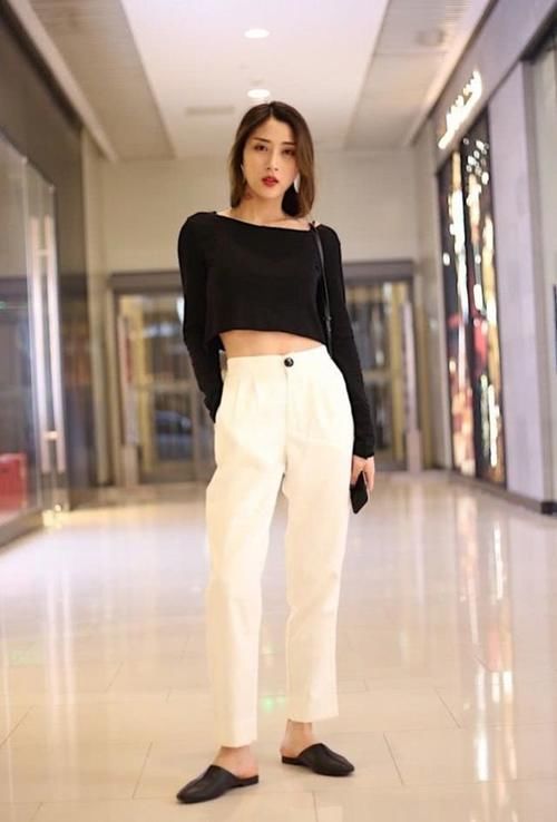 时髦裙子外搭黑白格大衣，展现高挑挺拔的身材